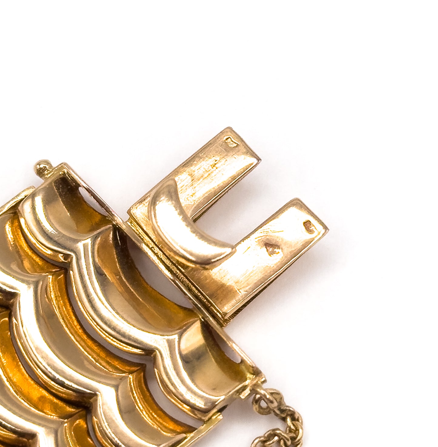 Vintage Retro Era Wide Scalloped Bracelet in 18K Gold