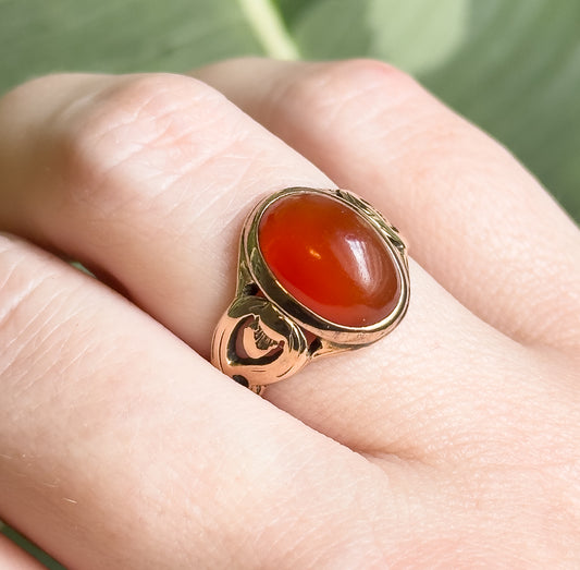 Antique Carnelian Cabochon Ring in Gold