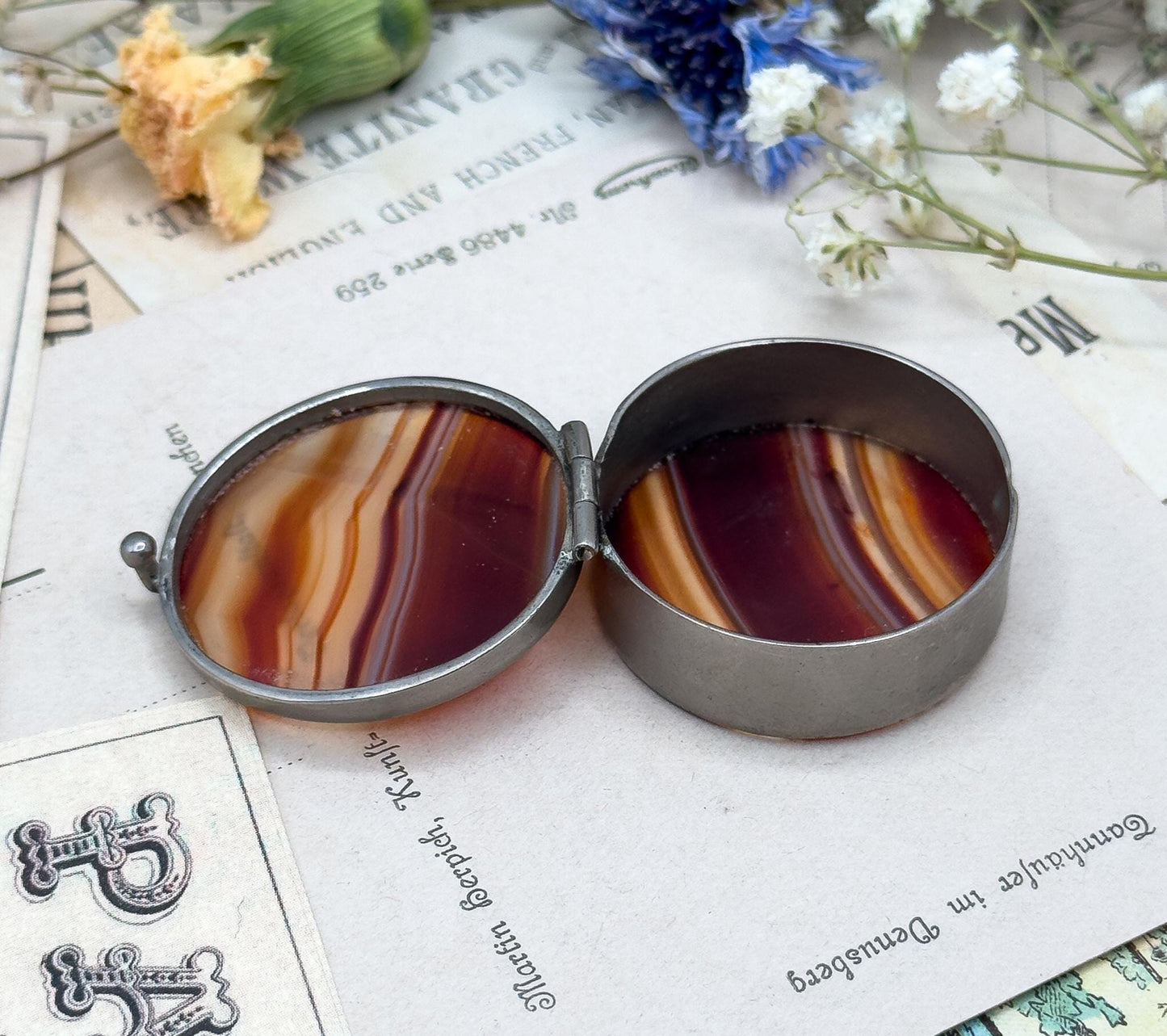 Victorian Scottish Banded Agate Trinket Pill Box in White Metal