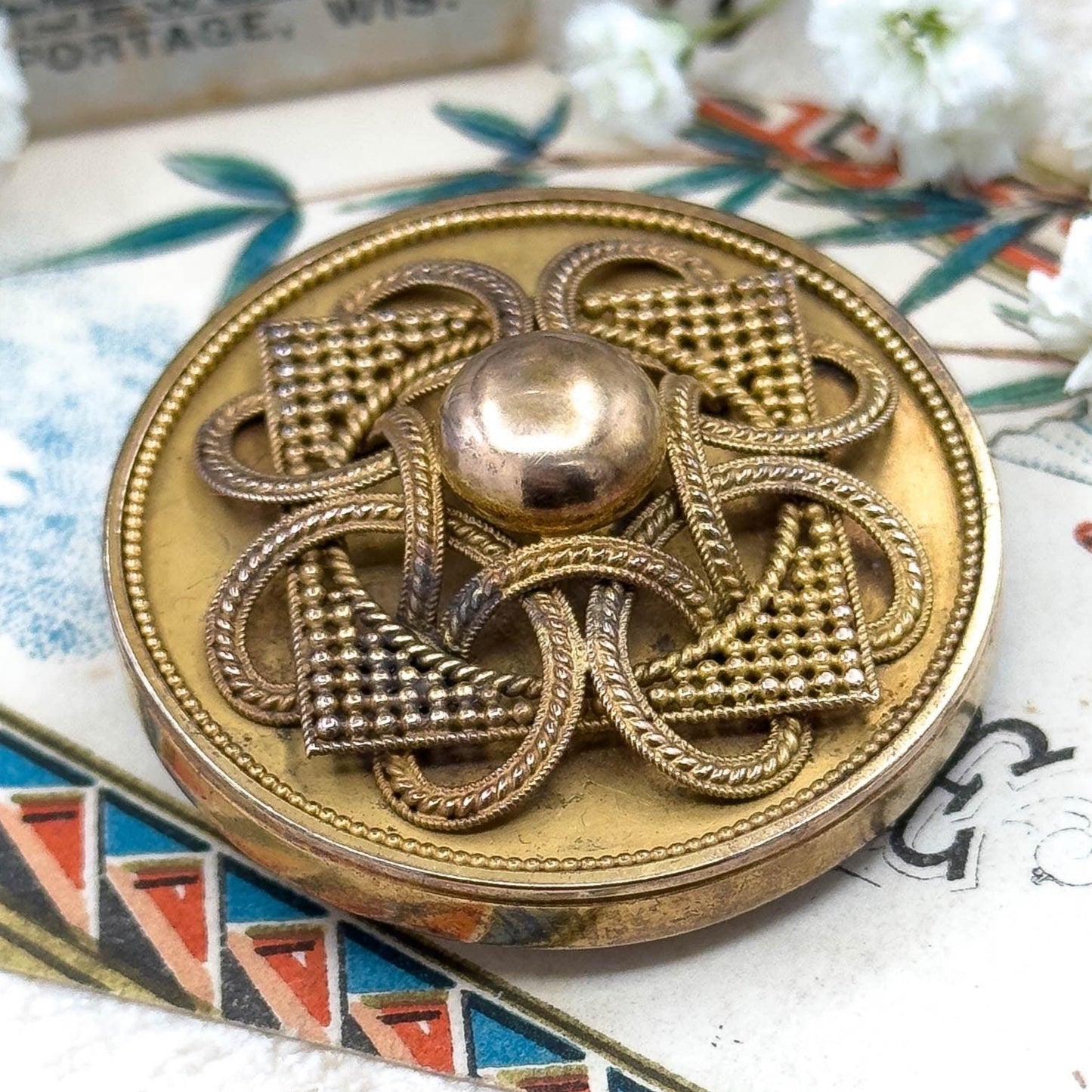 Victorian mourning Brooch in 14K Yellow Gold