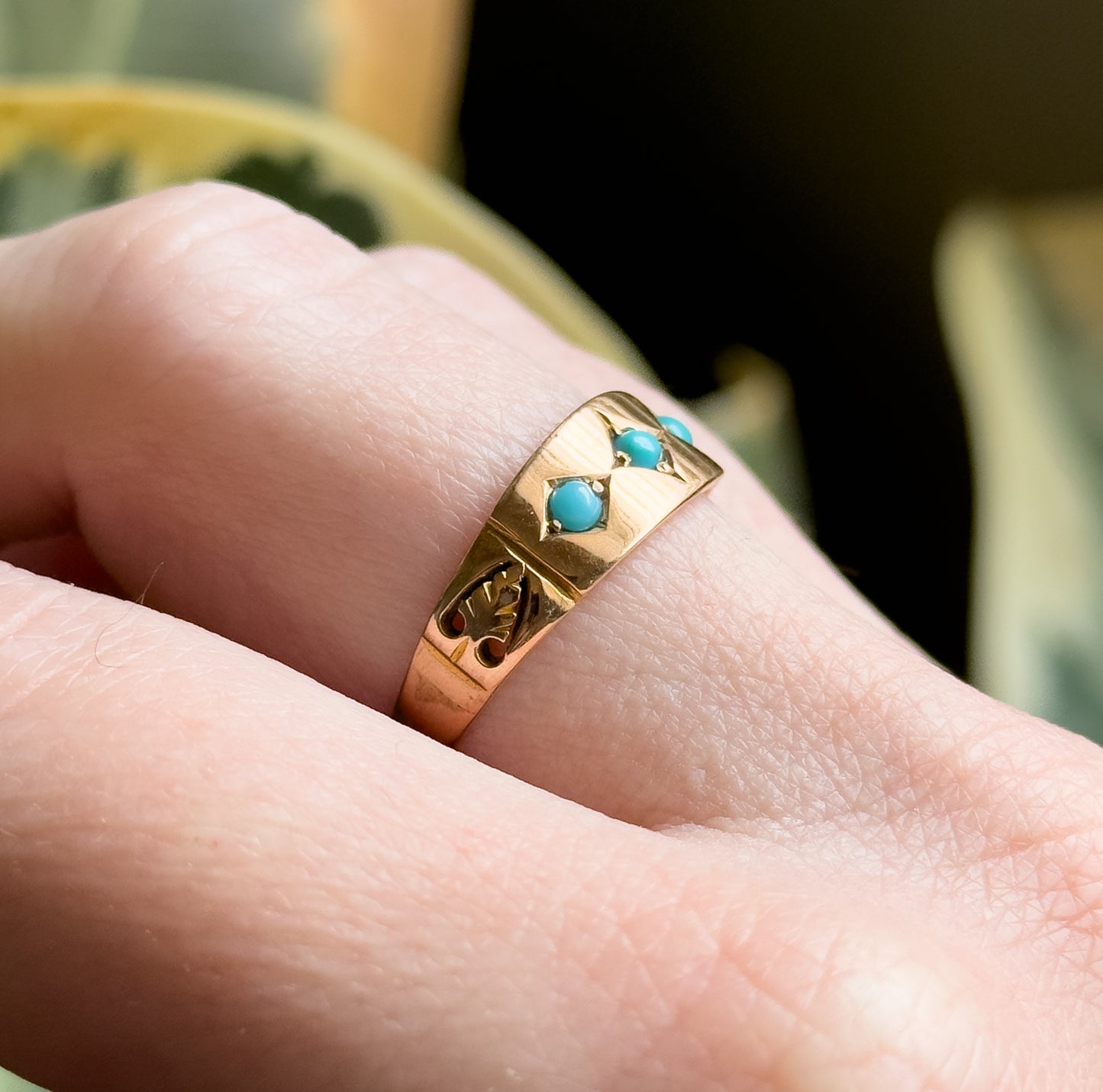 Antique Turquoise Cabochon Ring in 15K Gold, fully hallmarked