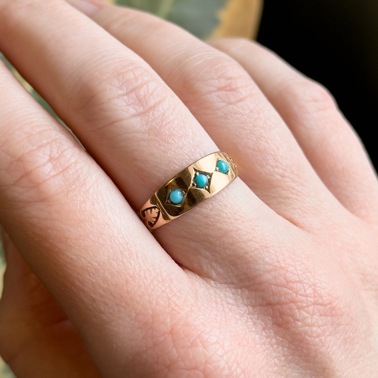 Antique Turquoise Cabochon Ring in 15K Gold, fully hallmarked