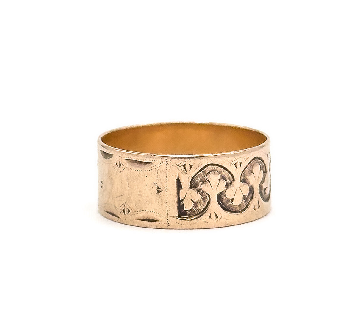 The band is turned so the cartouche sits to the left and a run of linked trefoils fills the right side of the face, the open circle tilted towards the viewer.
