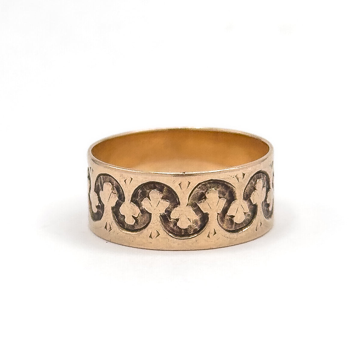 Straight-on centred view with the trefoil links sitting level across the middle of the wide face, smooth rose gold rims running unbroken above and below and the shank opening showing at the top.