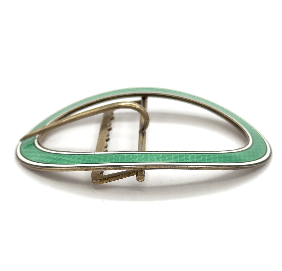 Near eye-level view from the back edge, the oval rim seen almost side-on so the mint green and white enamel band reads as a thin curved line above the prong and crossbar.