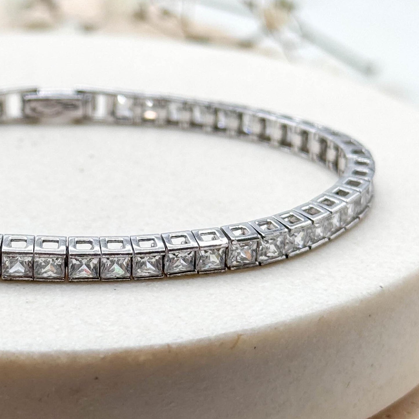 Clear gemstone tennis bracelet in silver metal
