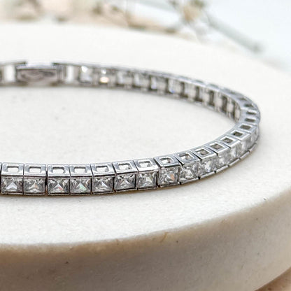 Clear gemstone tennis bracelet in silver metal
