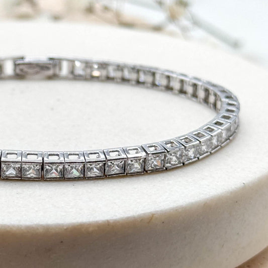 Clear gemstone tennis bracelet in silver metal
