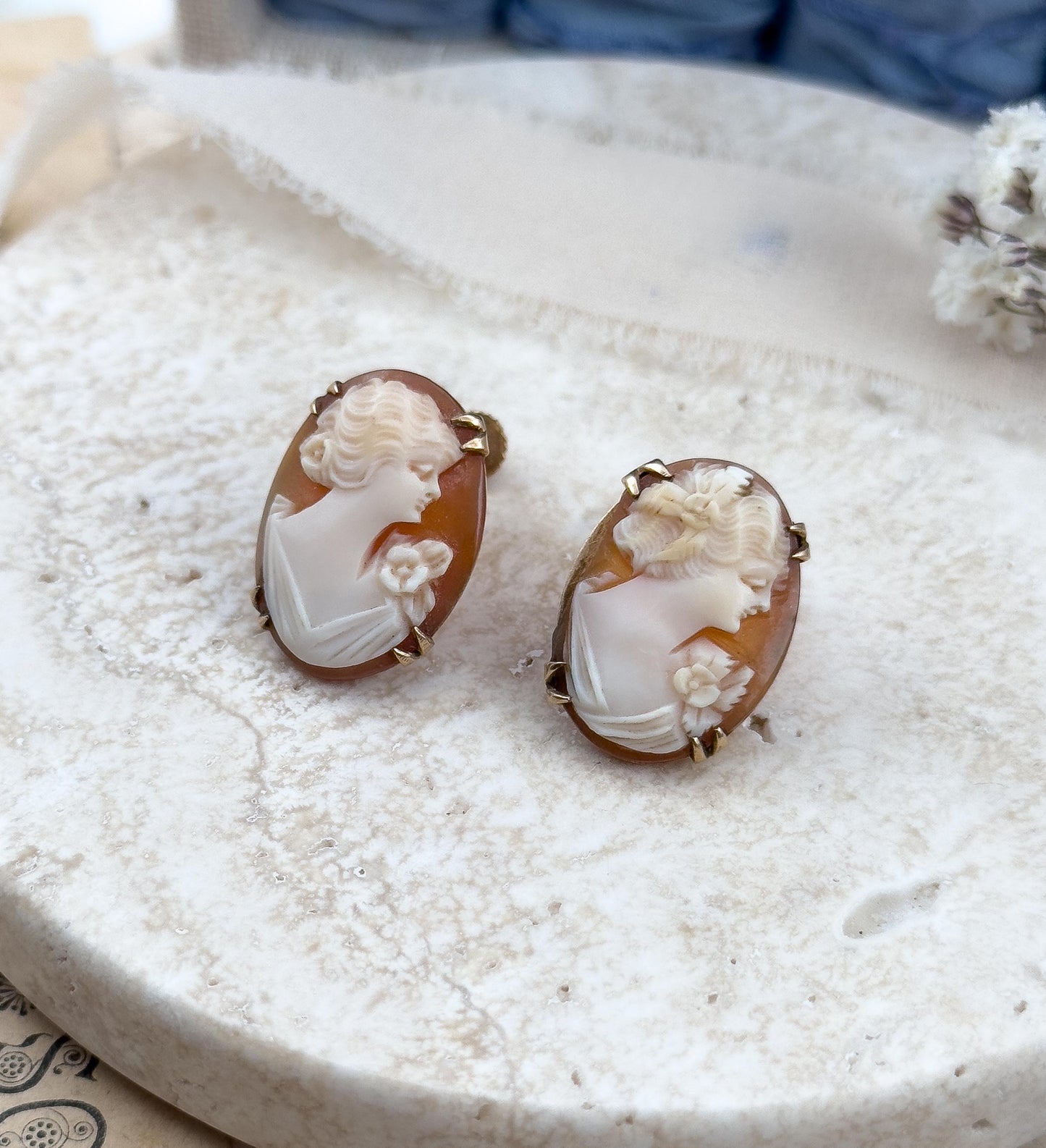 Boxed Antique Shell Cameo Earrings 10K Gold w Screw Backs