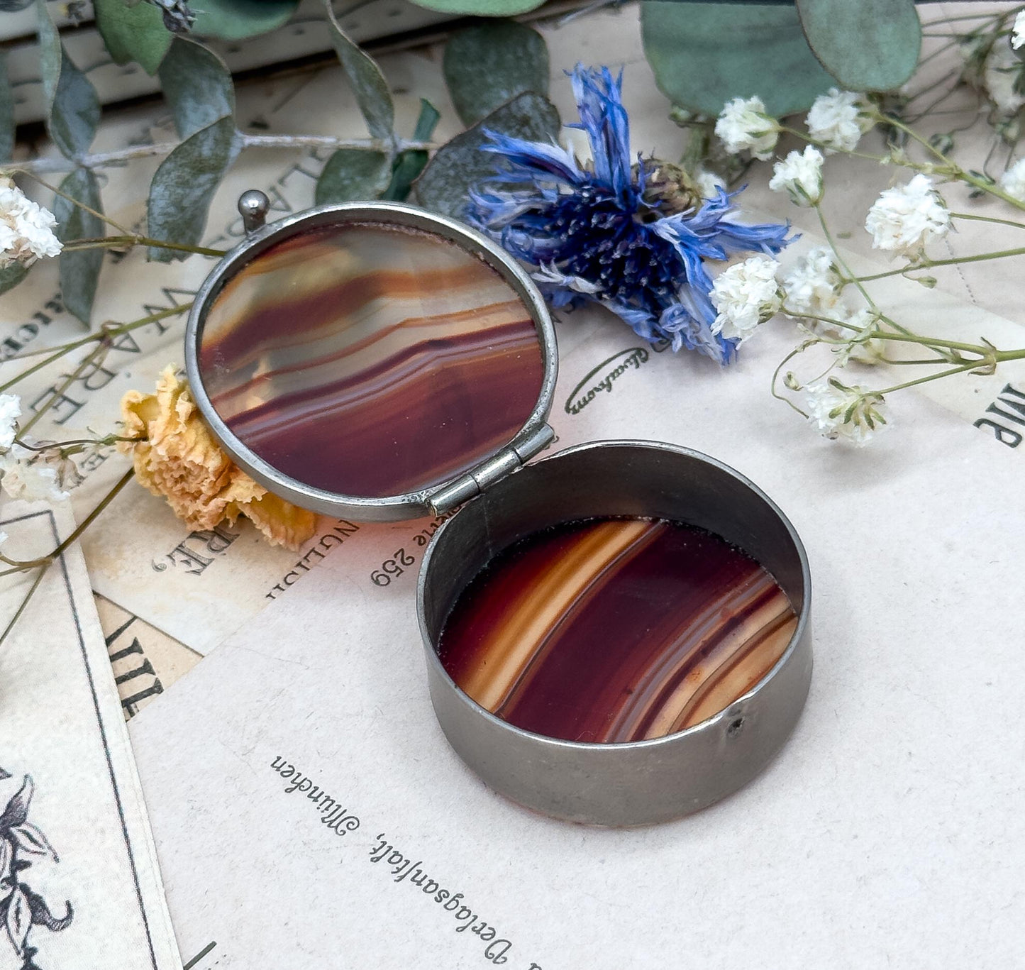 Victorian Scottish Banded Agate Trinket Pill Box in White Metal