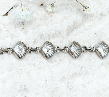 Cute Vintage Sea Shell Bracelet in Sterling Silver Vintage puffy scallops