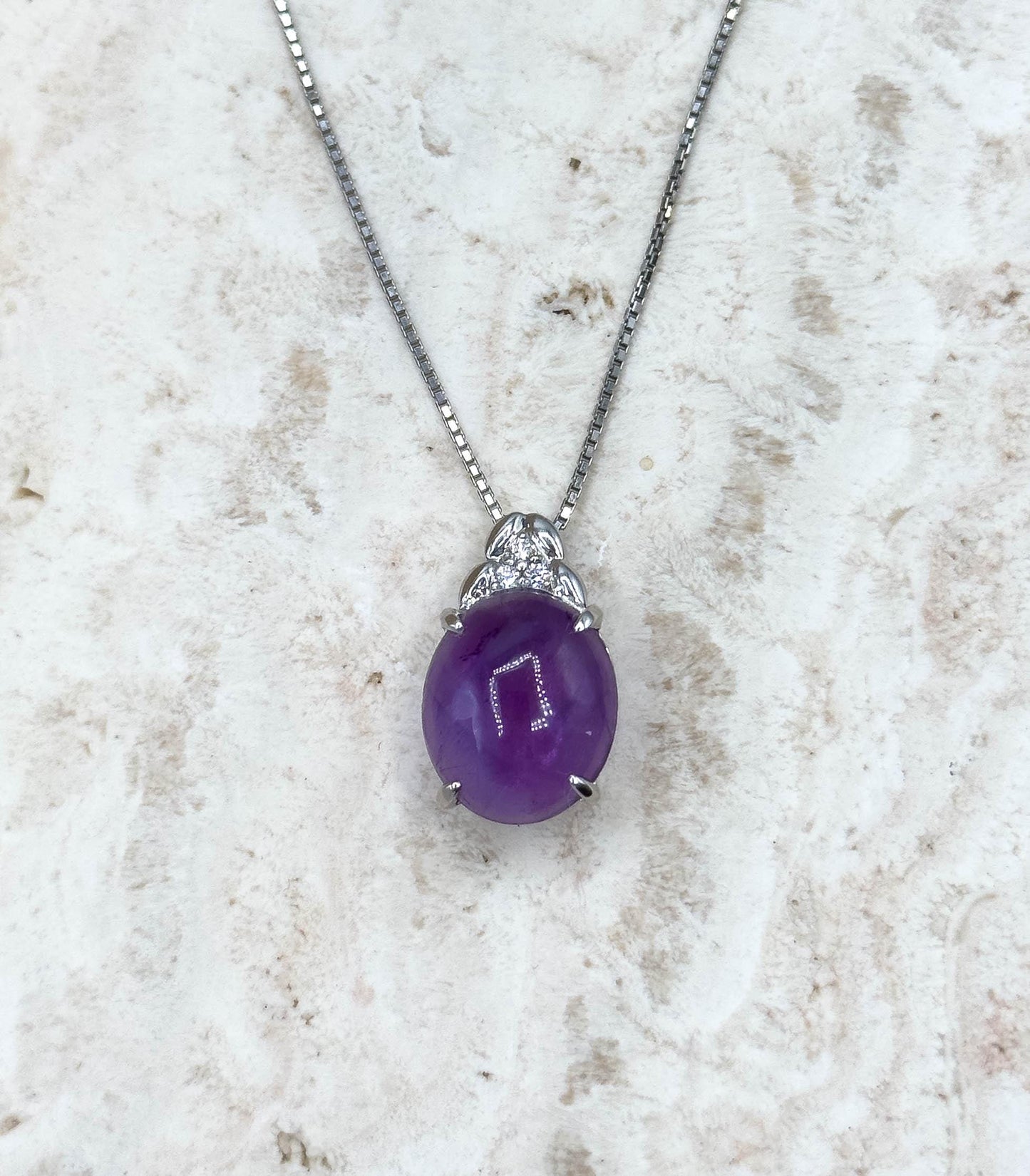 Lovely Amethyst Cabochon & Diamond Pendant Necklace in Platinum pt850
