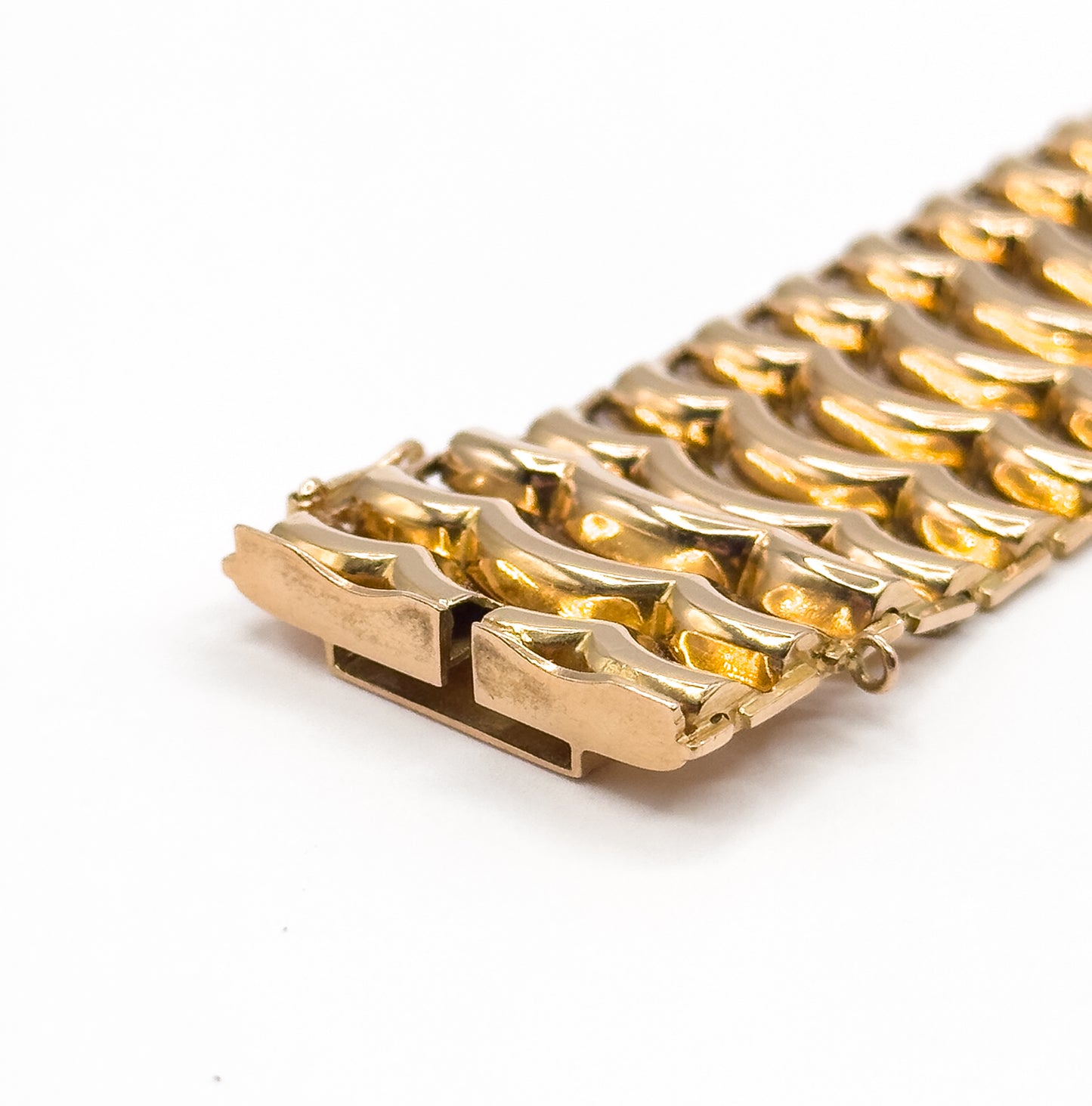 Vintage Retro Era Wide Scalloped Bracelet in 18K Gold