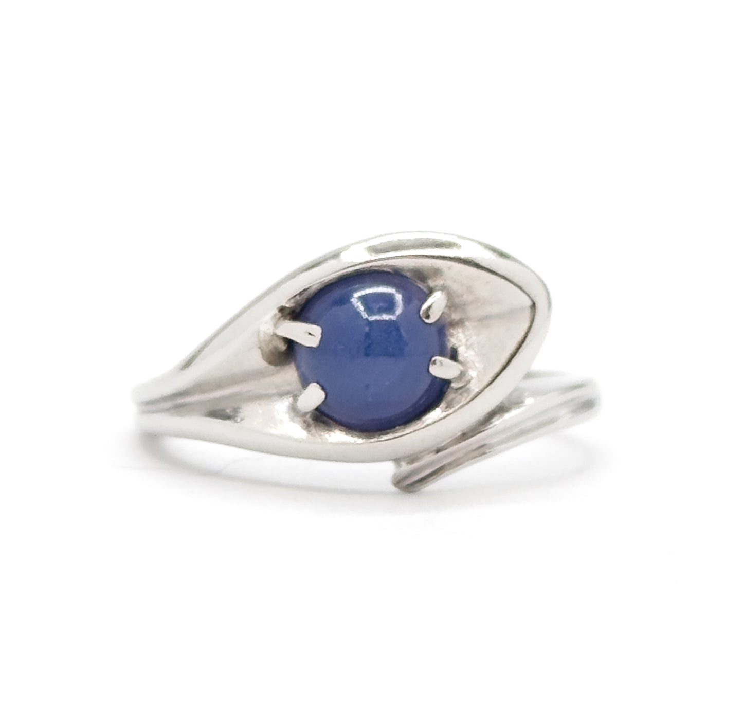 Vintage Star Sapphire Cabochon Ring in White Gold