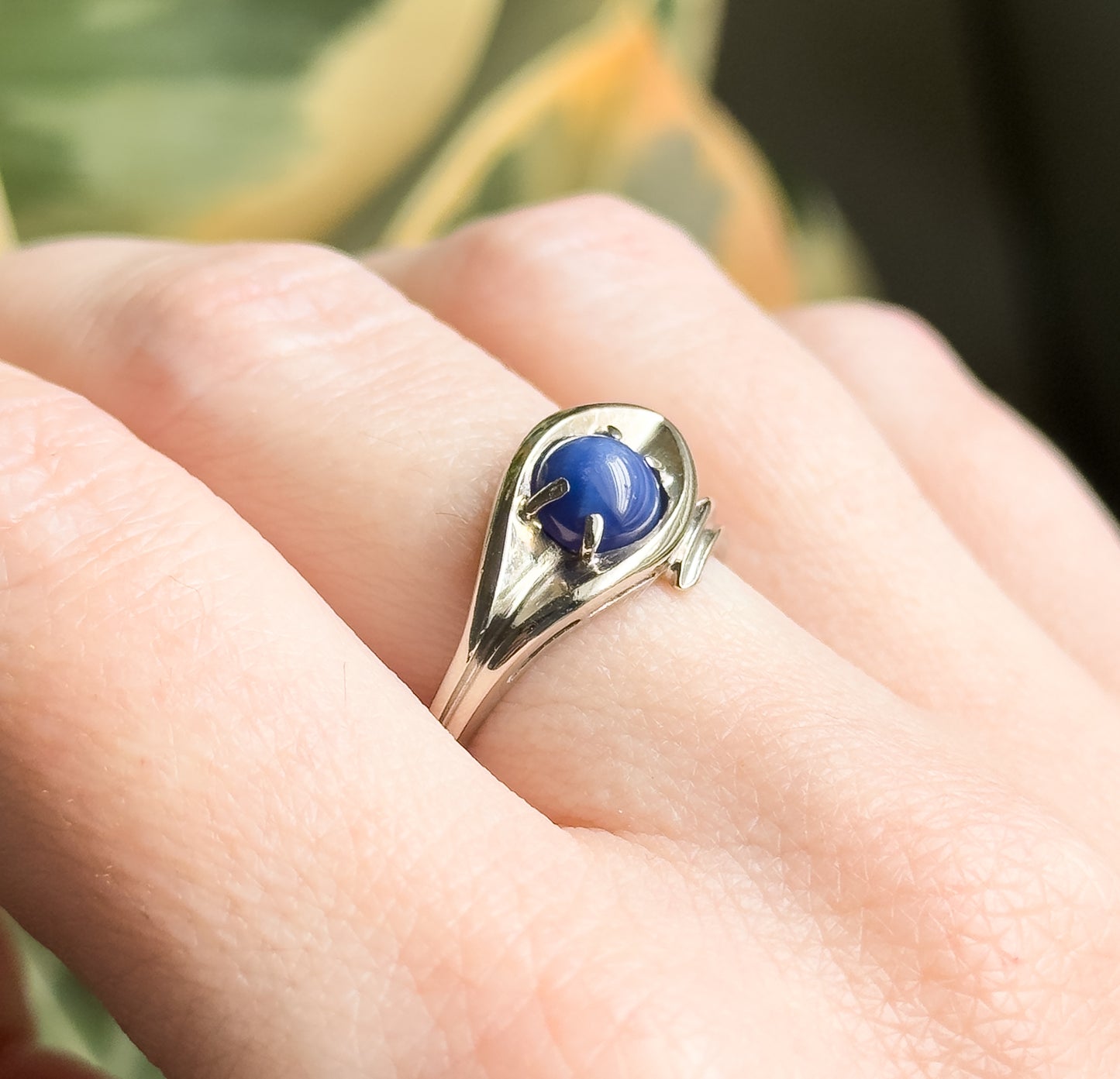 Vintage Star Sapphire Cabochon Ring in White Gold