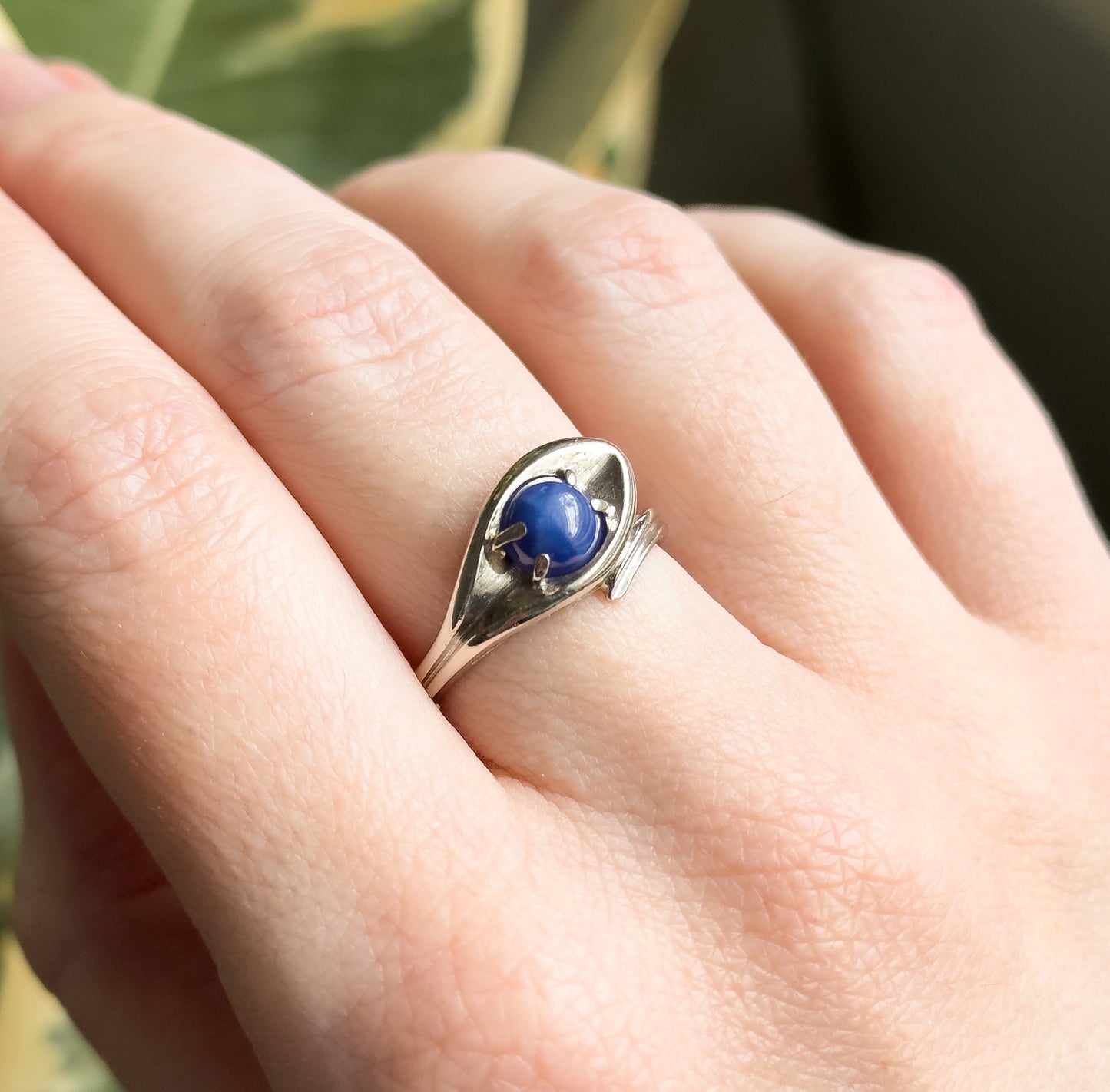 Vintage Star Sapphire Cabochon Ring in White Gold