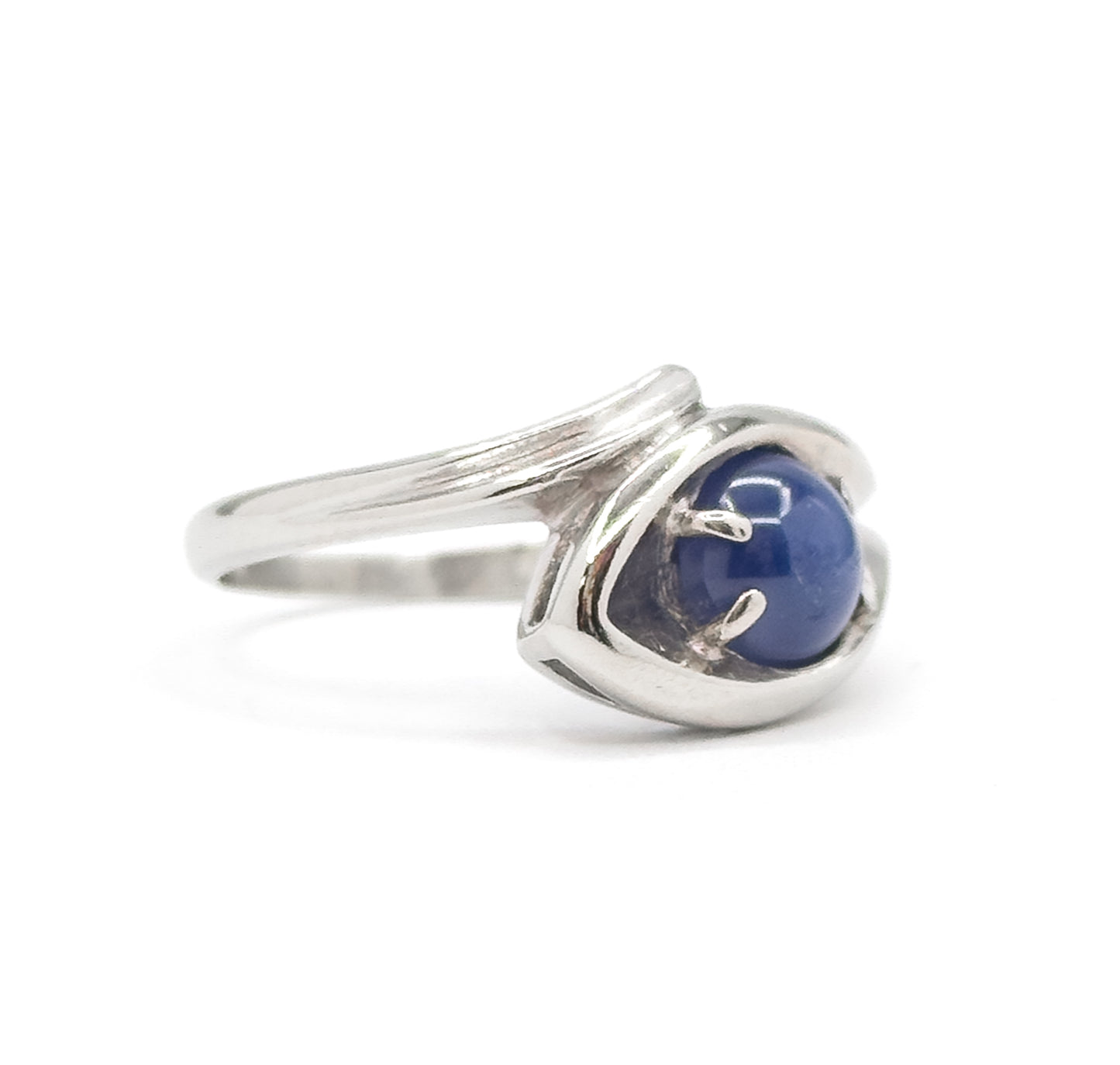 Vintage Star Sapphire Cabochon Ring in White Gold