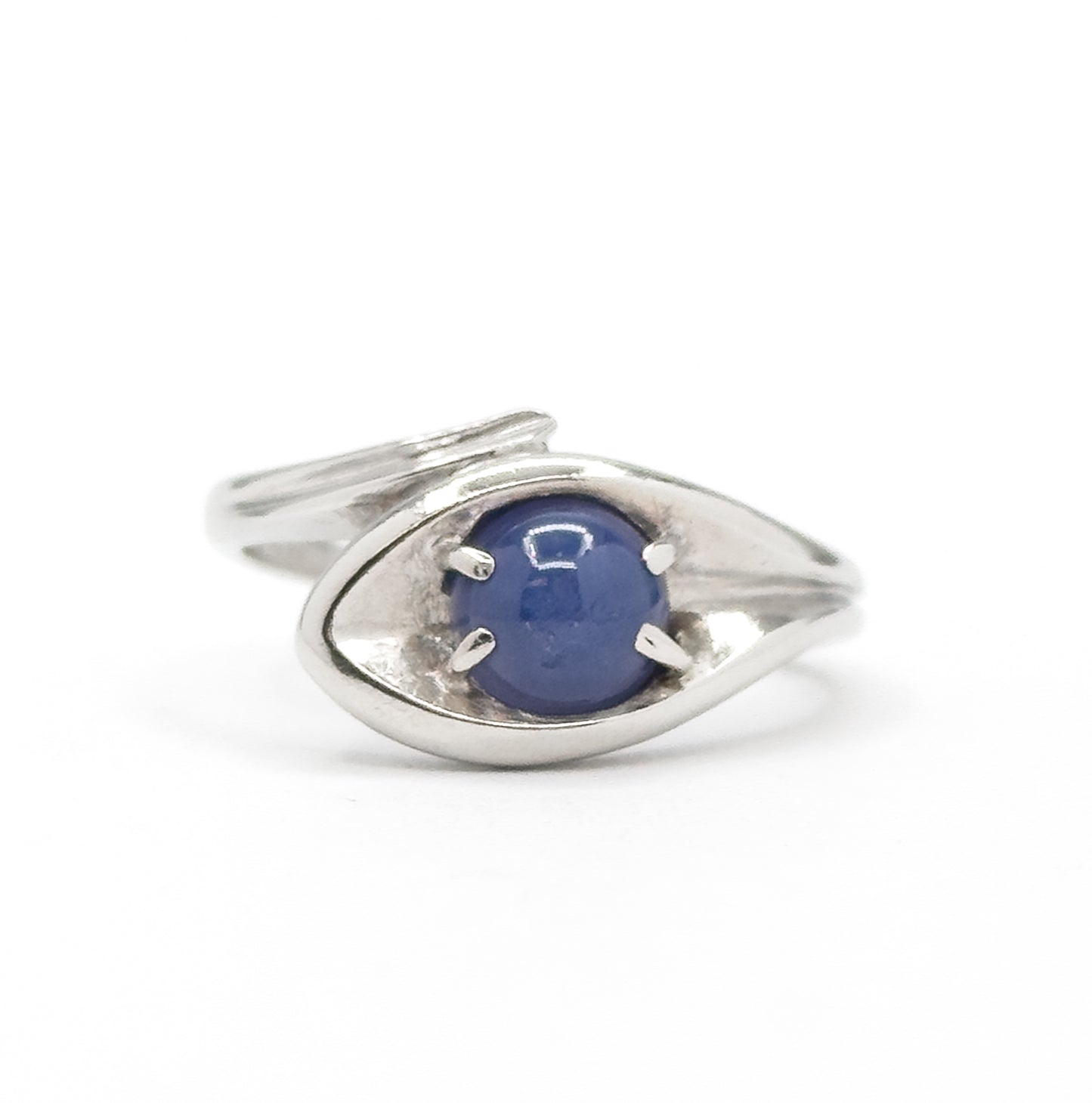 Vintage Star Sapphire Cabochon Ring in White Gold