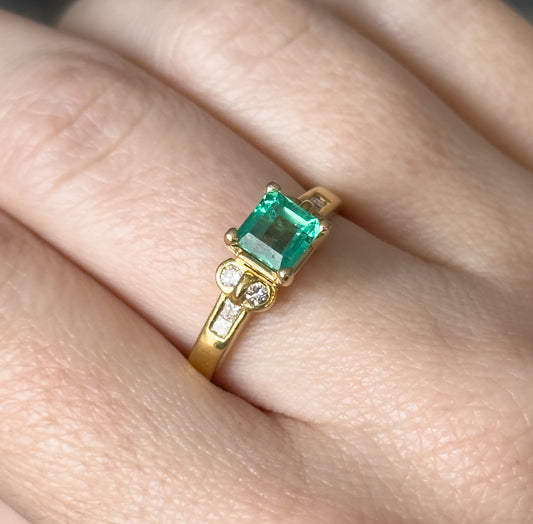 Emerald and Diamond Ring in 18K Gold