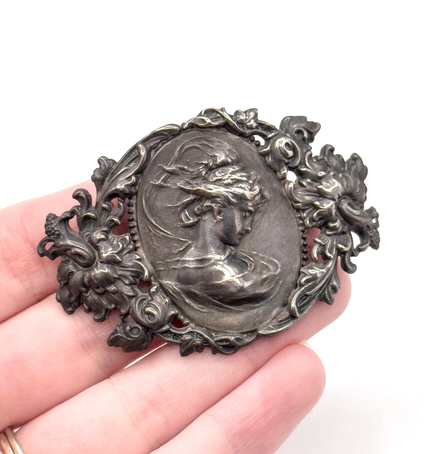 Edwardian Art Nouveau Gibson Girl Brooch in Silver