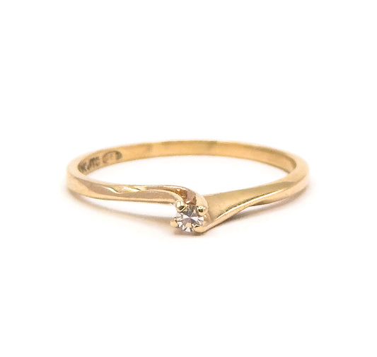 Vintage Dainty Diamond Ring in Gold