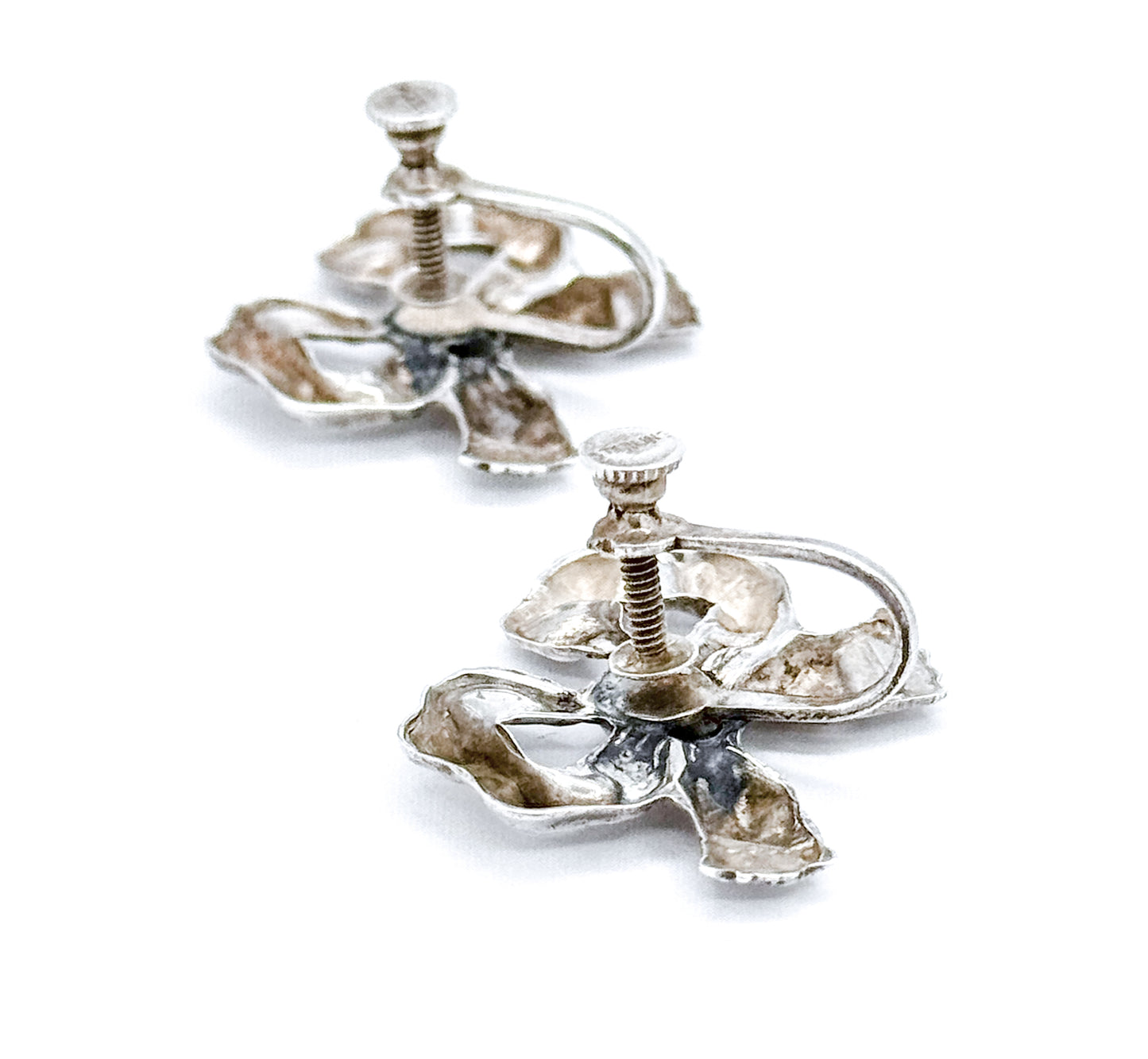 Mid-Centuntury Bow Screwback Earrings in Silver
