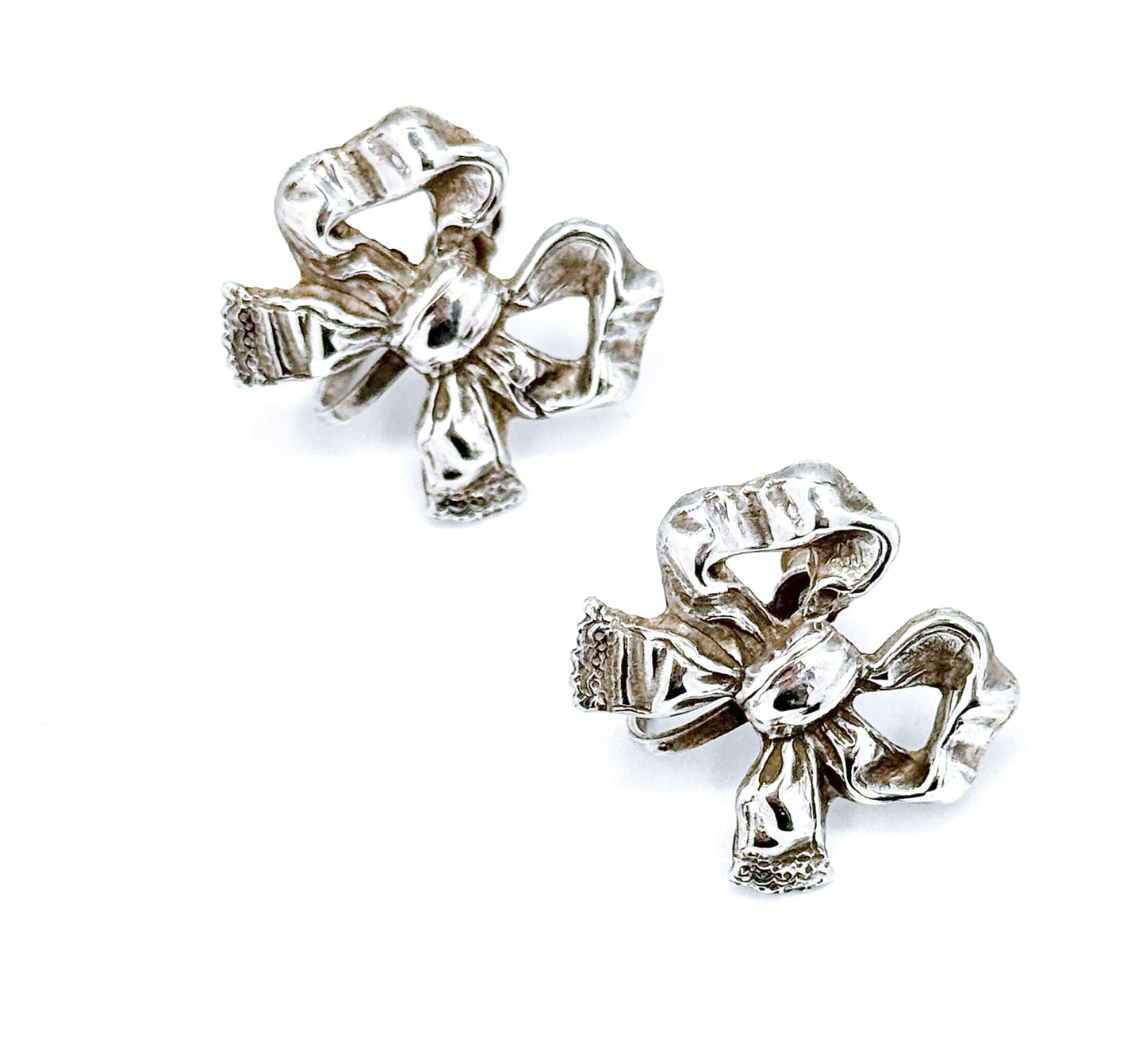 Mid-Centuntury Bow Screwback Earrings in Silver
