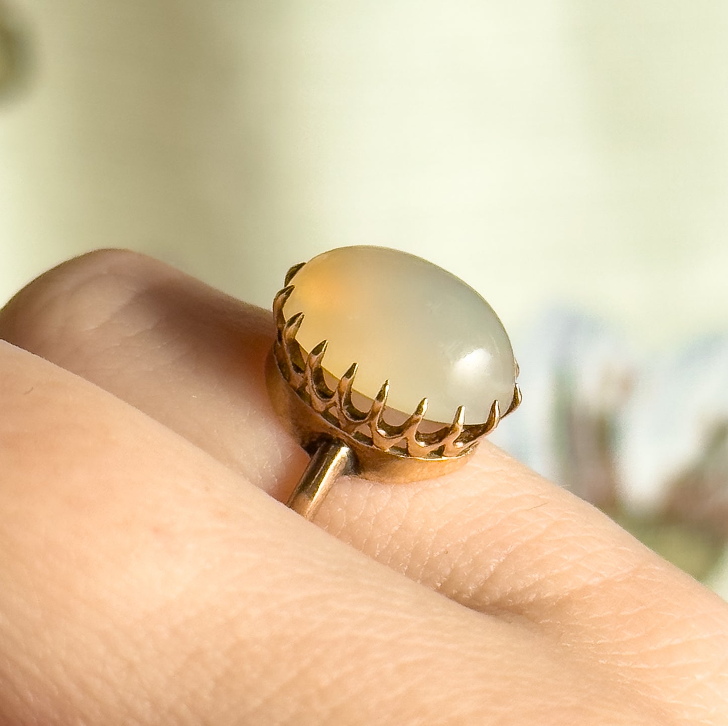 Victorian Agate Cabochon Ring in 9K Gold