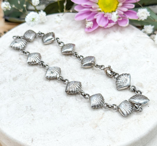 Cute Vintage Sea Shell Bracelet in Sterling Silver Vintage puffy scallops