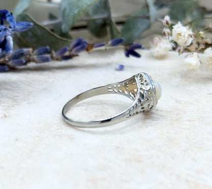 Antique Art Deco Filigree Ring with Cabochon Opal 1920s 18K White Gold Filigree Ring