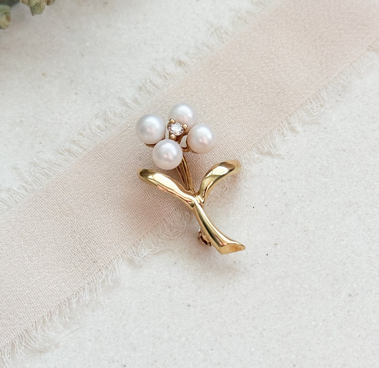 Vintage Pearl Flower Brooch in 10K Yellow Gold Diamond Center Petite Lapel Pin