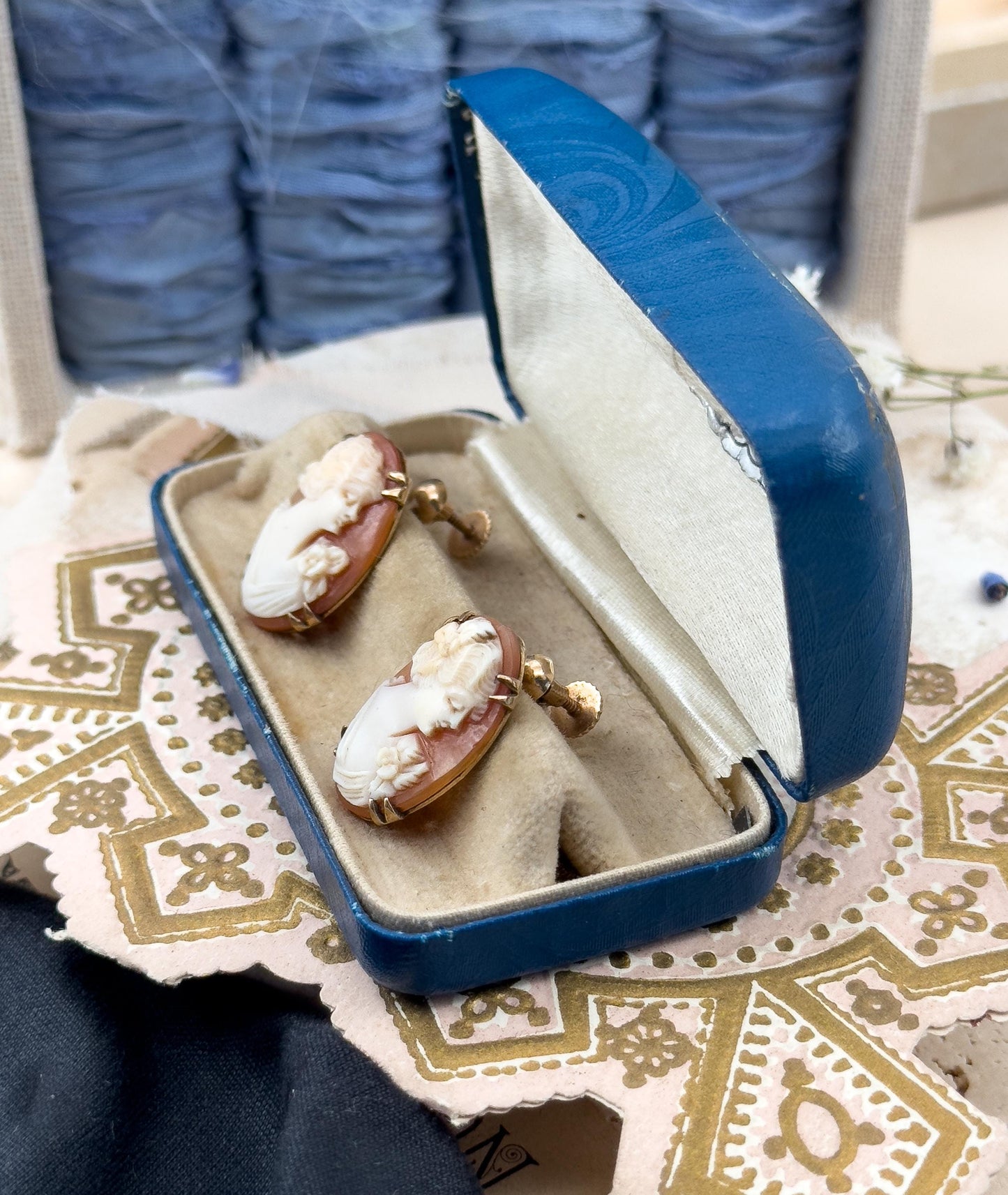 Boxed Antique Shell Cameo Earrings 10K Gold w Screw Backs