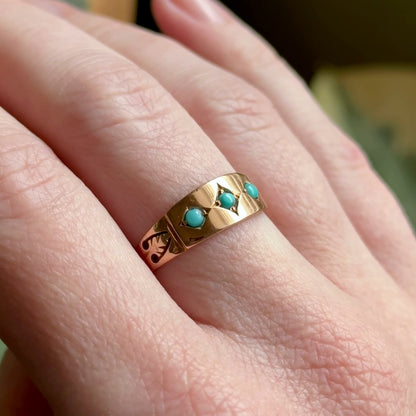 Antique Turquoise Cabochon Ring in 15K Gold, fully hallmarked